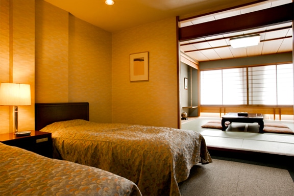 ห้องพักสไตล์ญี่ปุ่นดั้งเดิมผสมกับห้องพักสไตล์ตะวันตก