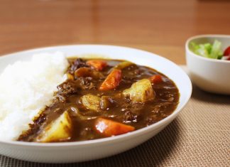 วิธีทำแกงกะหรี่ญี่ปุ่น ด้วยตัวเอง ง่ายๆ พร้อมสูตรและเคล็ดลับที่ทำให้อร่อย! วิธีทำแกงกะหรี่ญี่ปุ่น (Japanese Curry)