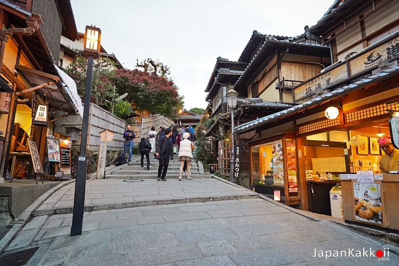 Ninenzaka  (二年坂)