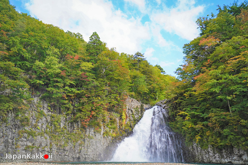 น้ำตกฮอตไต (Hottai Falls / 法体の滝)